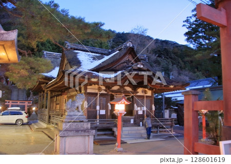 湖上の鳥居 滋賀県琵琶湖 白髭神社の日の出 湖上の鳥居 滋賀県琵琶湖 白髭神社の日の出 128601619