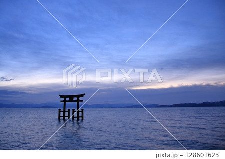 湖上の鳥居　滋賀県琵琶湖　白髭神社の日の出 128601623