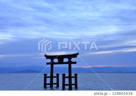 湖上の鳥居　滋賀県琵琶湖　白髭神社の日の出 128601638