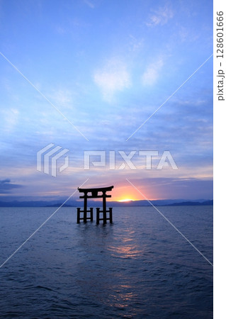 湖上の鳥居　滋賀県琵琶湖　白髭神社の日の出 128601666