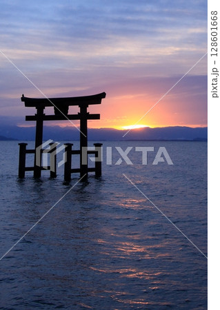 湖上の鳥居 滋賀県琵琶湖 白髭神社の日の出 湖上の鳥居 滋賀県琵琶湖 白髭神社の日の出 128601668