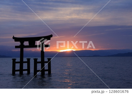 湖上の鳥居 滋賀県琵琶湖 白髭神社の日の出 湖上の鳥居 滋賀県琵琶湖 白髭神社の日の出 128601676