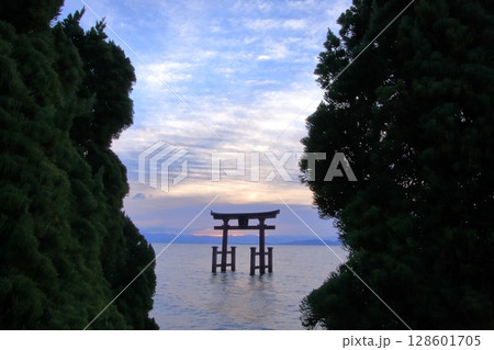 湖上の鳥居 滋賀県琵琶湖 白髭神社の日の出 湖上の鳥居 滋賀県琵琶湖 白髭神社の日の出 128601705