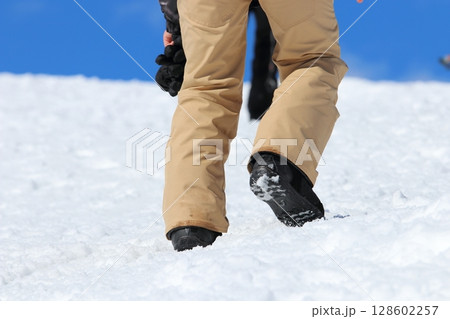 日本の北アルプス白馬八方尾根のバックカントリースキーヤーが登る雪山 日本の北アルプス白馬八方尾根のバックカントリースキーヤーが登る雪山 128602257