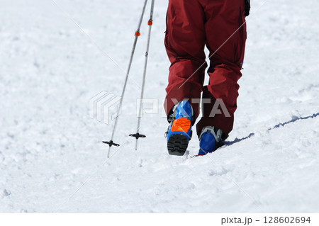 日本の北アルプス白馬八方尾根のバックカントリースキーヤーが登る雪山 日本の北アルプス白馬八方尾根のバックカントリースキーヤーが登る雪山 128602694