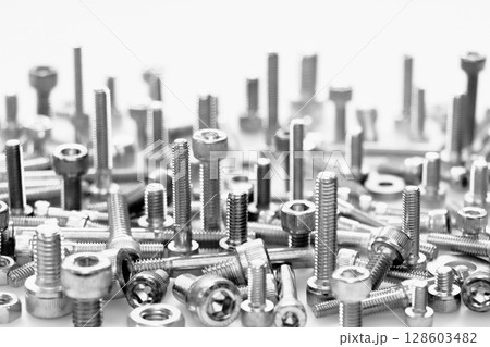 ボルトとナットの集合（機械部品イメージ） 128603482