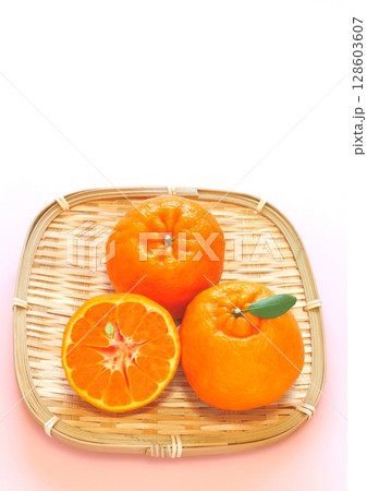 ポンカン(2個・カット・縦構図) ポンカン(2個・カット・縦構図) 128603607