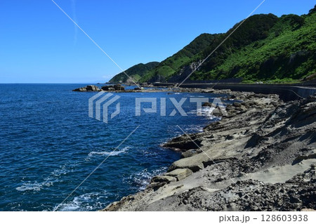 庄内海岸の岩場風景 庄内海岸の岩場風景 128603938