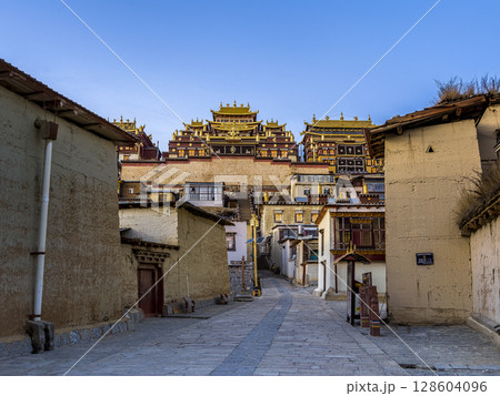 中国・香格里拉　ソンツェリン寺（松賛林寺） / Songzanlin Temple, China 128604096