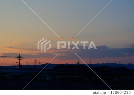 静かな夕暮れと住宅街のシルエット 静かな夕暮れと住宅街のシルエット 128604250