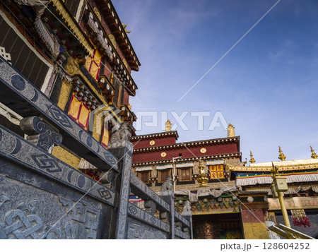中国・香格里拉　ソンツェリン寺（松賛林寺） / Songzanlin Temple, China 128604252