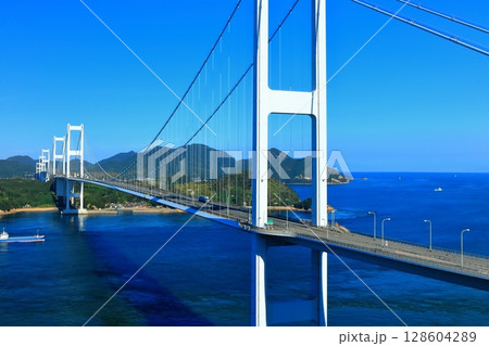 【愛媛県】来島海峡展望館から見た来島海峡大橋と来島海峡（しまなみ海道） 128604289