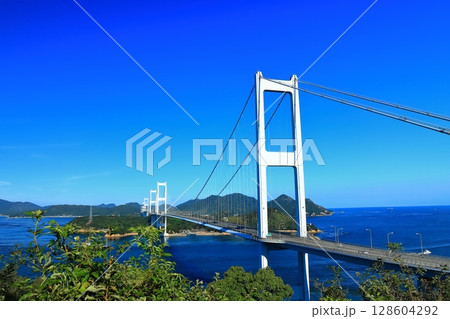 【愛媛県】来島海峡展望館から見た来島海峡大橋と来島海峡(しまなみ海道) 【愛媛県】来島海峡展望館から見た来島海峡大橋と来島海峡(しまなみ海道) 128604292