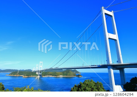 【愛媛県】来島海峡展望館から見た来島海峡大橋と来島海峡（しまなみ海道） 128604294