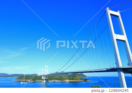 【愛媛県】来島海峡展望館から見た来島海峡大橋と来島海峡（しまなみ海道） 128604295
