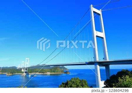 【愛媛県】来島海峡展望館から見た来島海峡大橋と来島海峡（しまなみ海道） 128604296