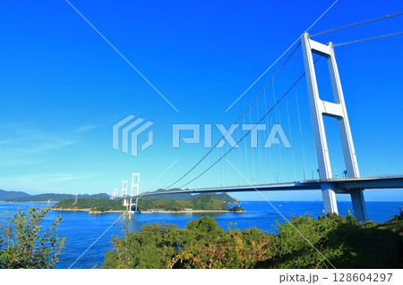 【愛媛県】来島海峡展望館から見た来島海峡大橋と来島海峡（しまなみ海道） 128604297