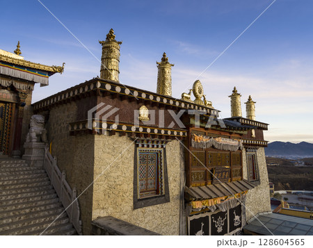 中国・香格里拉 夕暮れ時のソンツェリン寺(松賛林寺) / Songzanlin Temple 中国・香格里拉 夕暮れ時のソンツェリン寺(松賛林寺) / Songzanlin Temple 128604565