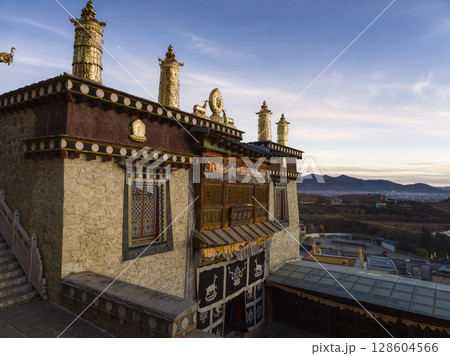 中国・香格里拉 夕暮れ時のソンツェリン寺(松賛林寺)  Songzanlin Temple 中国・香格里拉 夕暮れ時のソンツェリン寺(松賛林寺)  Songzanlin Temple 128604566