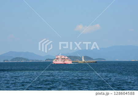 高松沖島々とフェリーボート 高松沖島々とフェリーボート 128604588