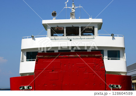 高松女木島行きの赤いフェリーボート-1 128604589