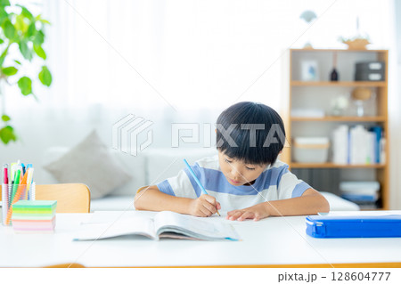 勉強する小学生 128604777