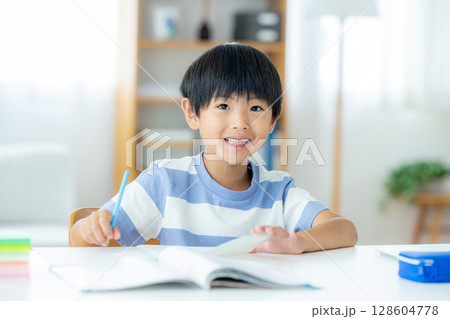 勉強する小学生 128604778