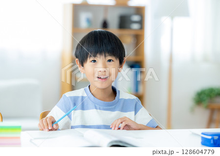 勉強する小学生 128604779