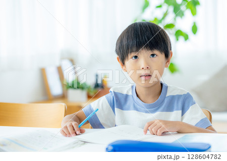 勉強する小学生 勉強する小学生 128604782