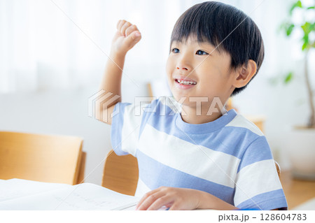 勉強する小学生 勉強する小学生 128604783