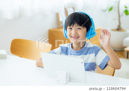 オンライン授業を受ける男の子 128604794