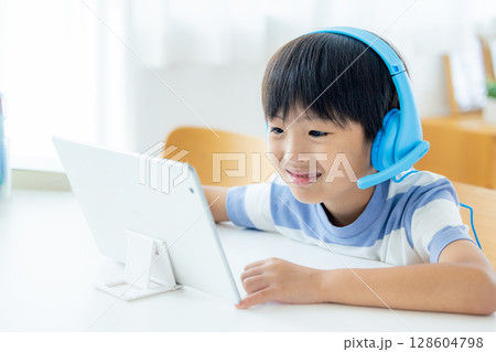 オンライン授業を受ける男の子 オンライン授業を受ける男の子 128604798