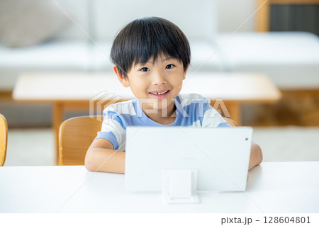 タブレットを使う男の子 128604801