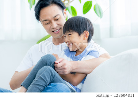 男の子と遊ぶお父さん 男の子と遊ぶお父さん 128604811
