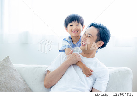 男の子と遊ぶお父さん 男の子と遊ぶお父さん 128604816