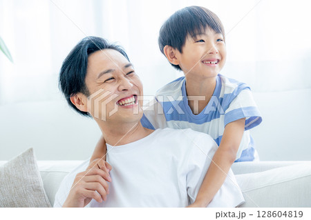 男の子と遊ぶお父さん 128604819