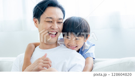 男の子と遊ぶお父さん 128604820