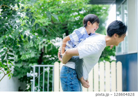 子供を抱っこするパパ 子供を抱っこするパパ 128604828