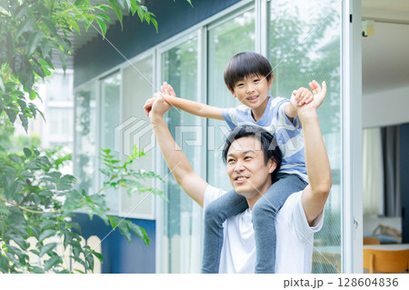 子供を肩車をするパパ 128604836