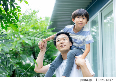子供を肩車をするパパ 子供を肩車をするパパ 128604837