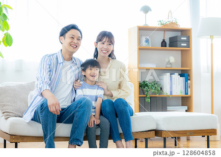 リビングでくつろぐ家族 リビングでくつろぐ家族 128604858
