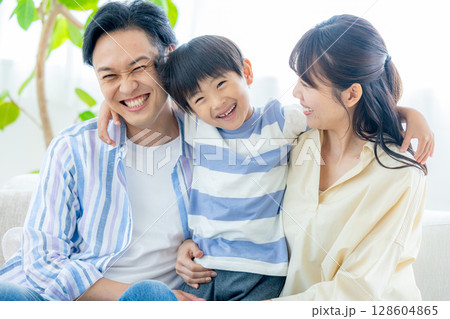 リビングでくつろぐ家族 128604865