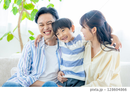 リビングでくつろぐ家族 128604866