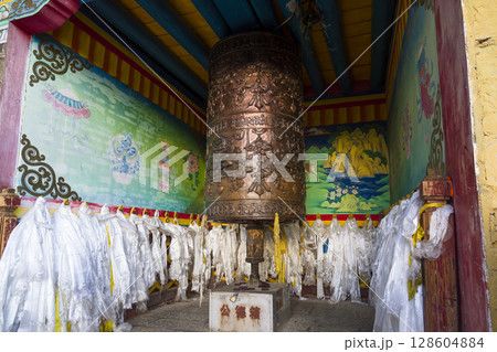 中国・香格里拉 ソンツェリン寺(松賛林寺)のマニ車 / Songzanlin Temple 中国・香格里拉 ソンツェリン寺(松賛林寺)のマニ車 / Songzanlin Temple 128604884