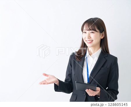 受付案内をする女性 128605145
