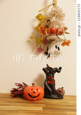 造花のスワッグでハロウィンイメージ 造花のスワッグでハロウィンイメージ 128605173