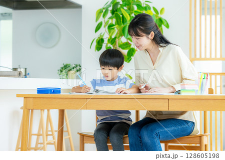 リビングで勉強する親子 128605198