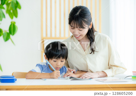 リビングで勉強する親子 128605200