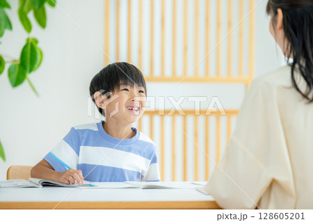 リビングで勉強する親子 128605201