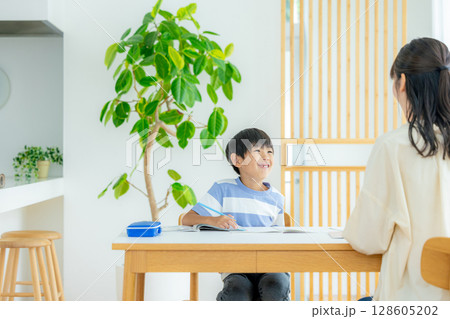 リビングで勉強する親子 128605202